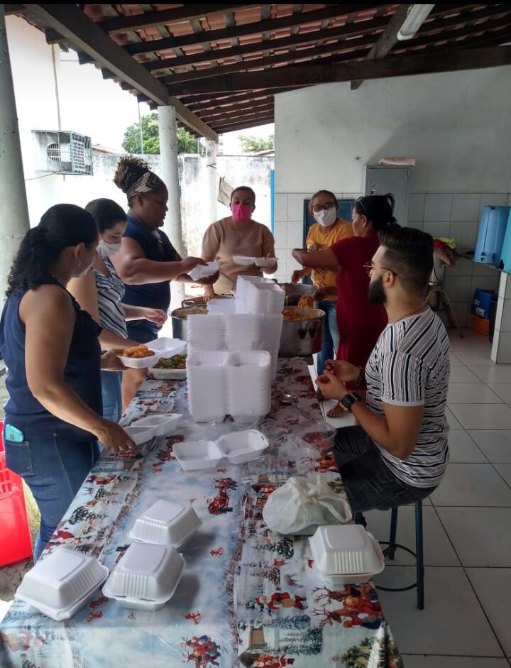 Grupos de professores distribuindo comida em abrigo